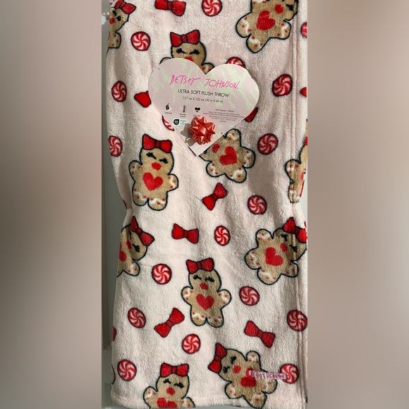 Betsey Johnson Other - Betsey Johnson Gingerbread plush throw
